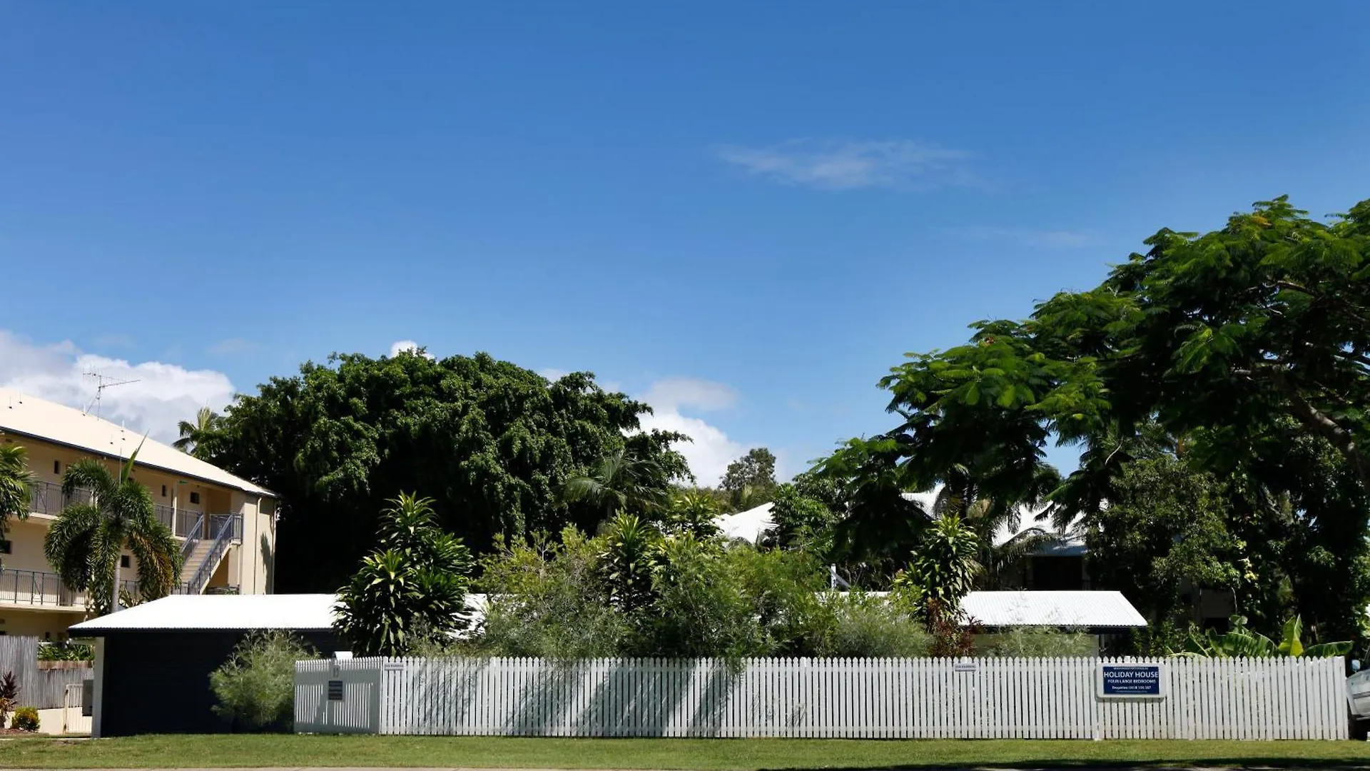 The Port Douglas Holiday House 0*,  Australia